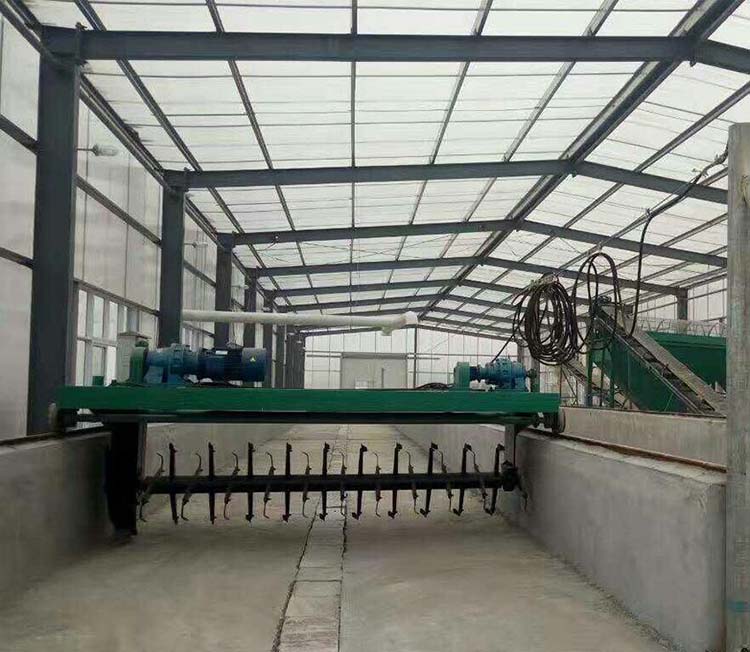 有机肥生产翻堆机使用现场